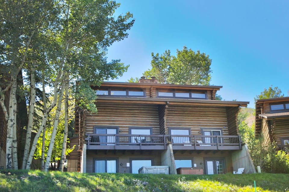 1556 Crescent Rd  Ski-in and walk to Silver Star Ski Lift, Restaurant & Ski Shop
