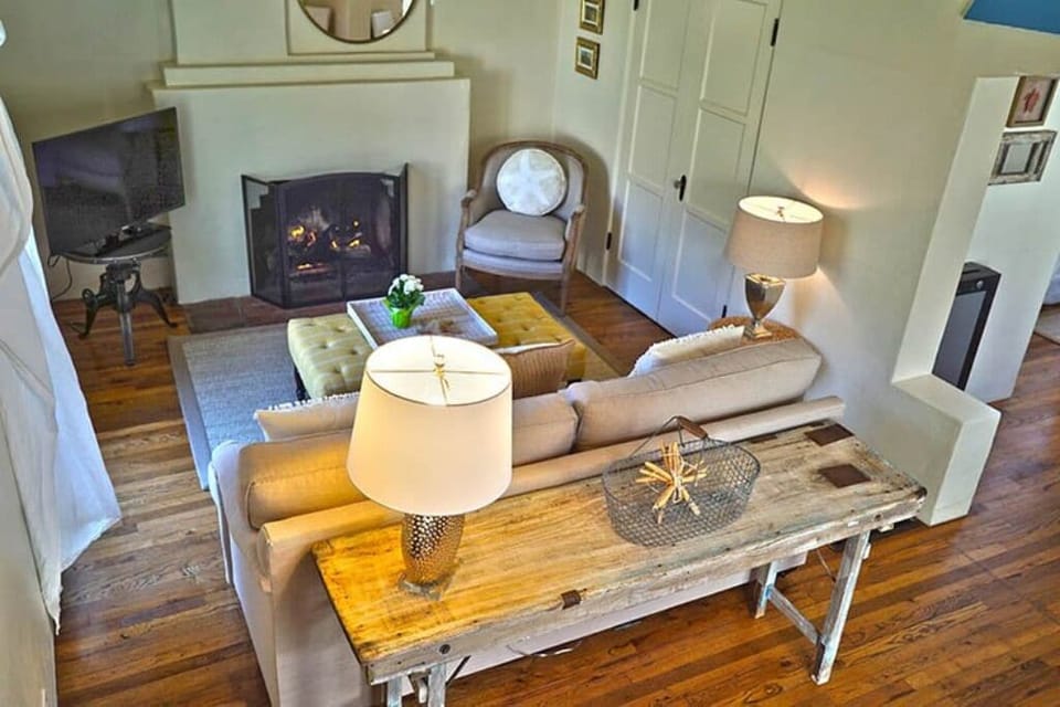 03_living_room_with_fireplace