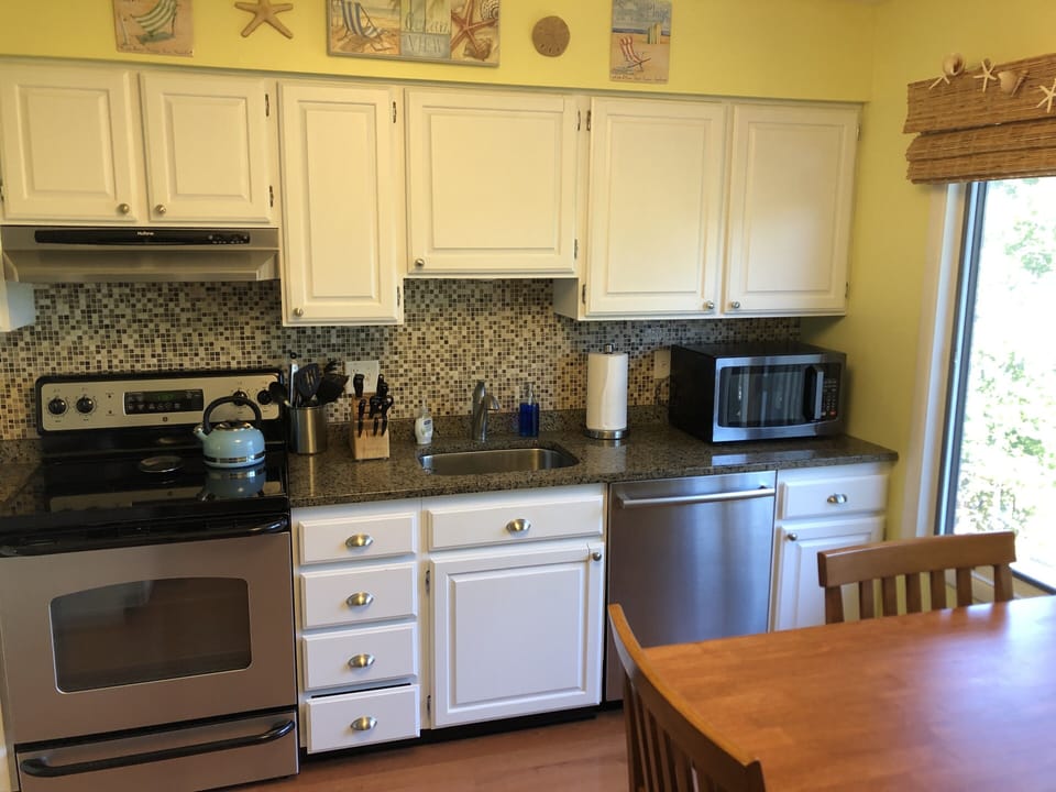 Fully stocked kitchen with new ultra quiet Bosch dishwasher 