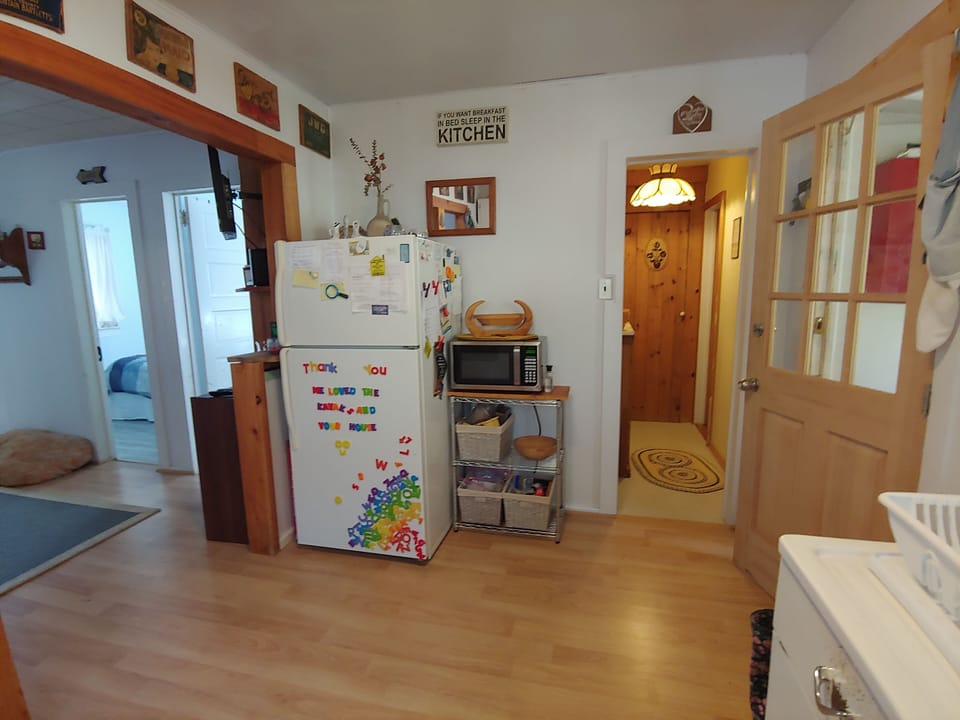 Kitchen (fridge and microwave).