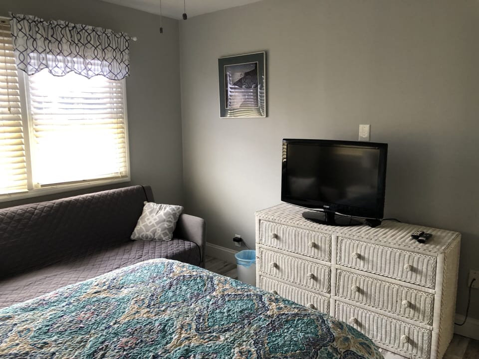 Second bedroom (another view showing ROKU tv)