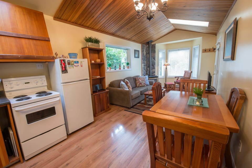 Open concept, Dining area for 4, Living room, gas fireplace, full kitchen
