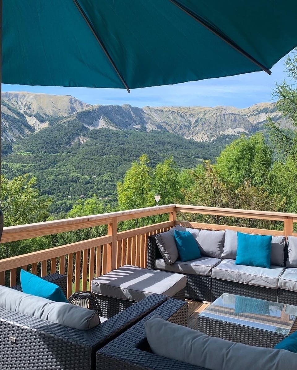 Balcon côté sud avec beau salon du jardin