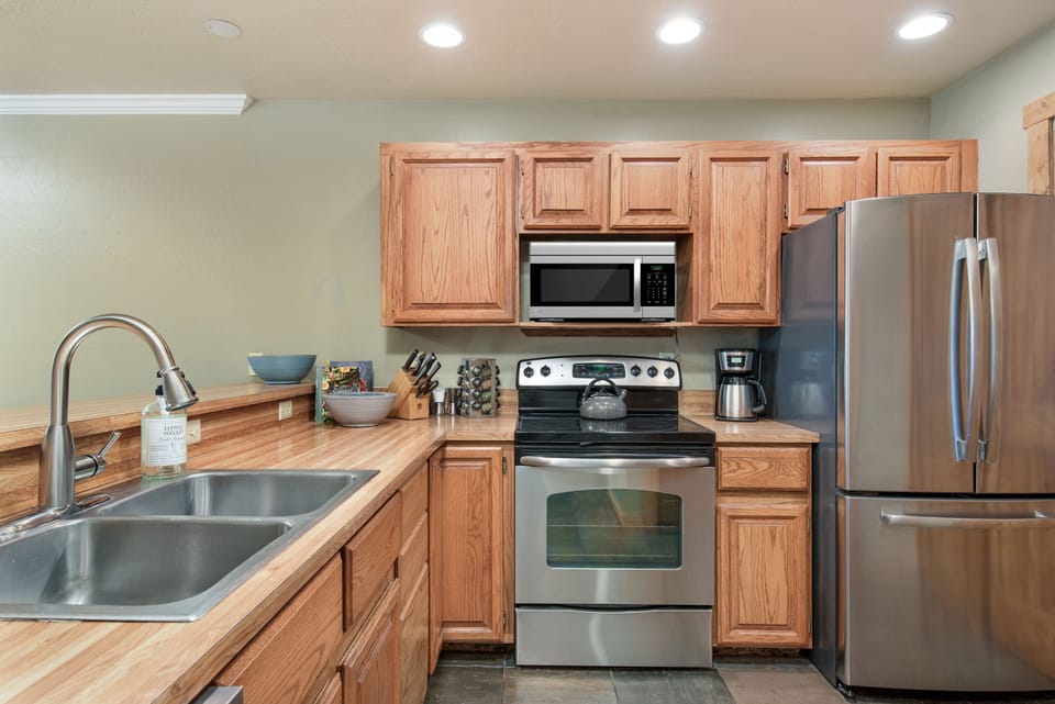 Well stocked kitchen: Spices, blender, crock pot, high end knives, much more!