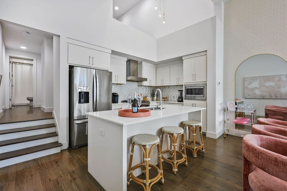 Fully stocked kitchen!