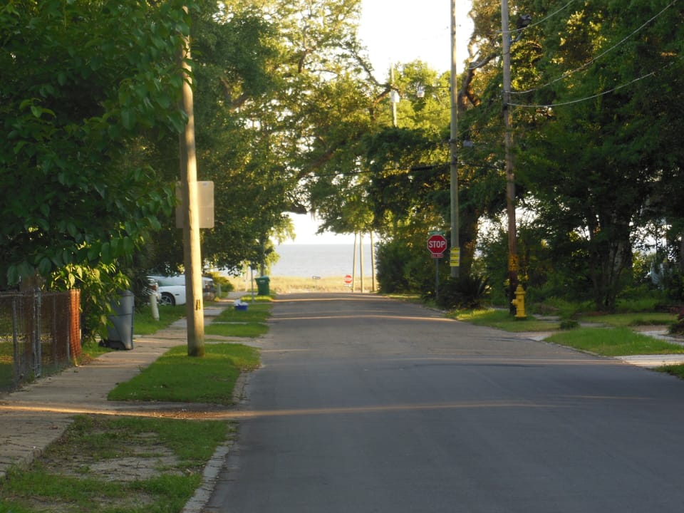 2 blocks to the white sandy beaches and restaurants 