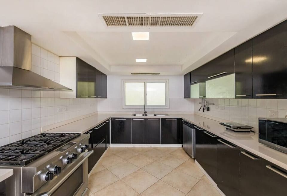 Lake View Villa: Fully equipped kitchen with private chef included