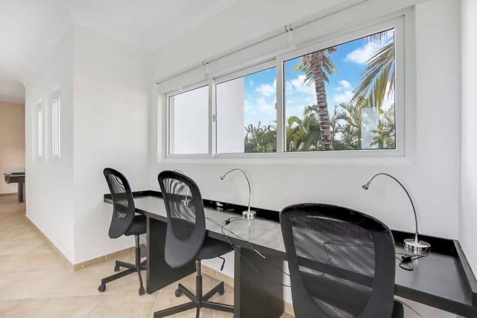 Lake View Villa: Office space with desk and office chairs