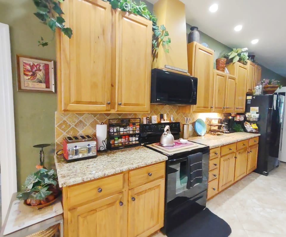 Eating in or out--Plenty of cabinet space for your group