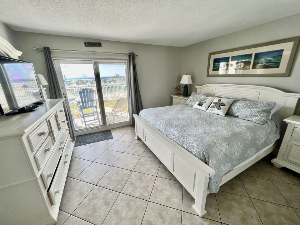 King Master Suite - Private Bath (tub/shower)-  walk-in closet. Walk outside!