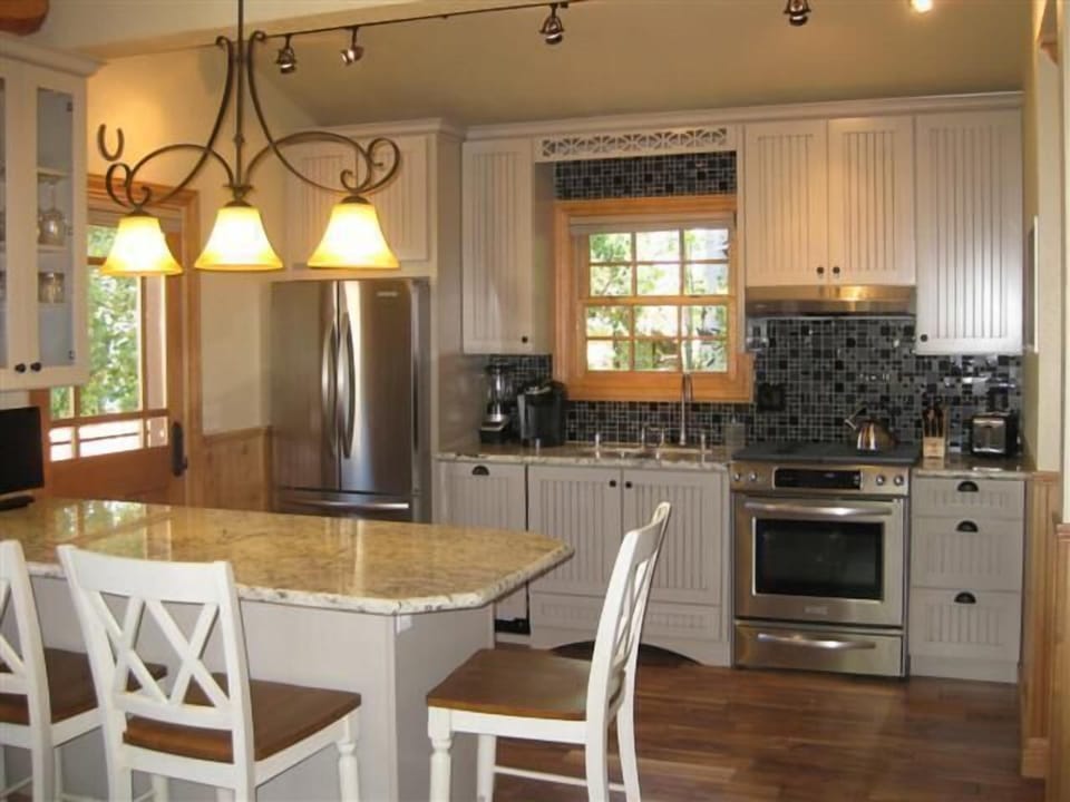 Fully Remodeled Kitchen, Kitchen Aide, Bosch, etc. 