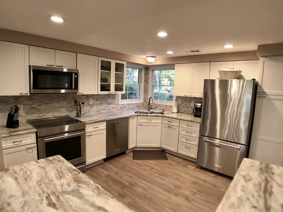 New Designer Kitchen fully stocked w/ Stainless KitchenAid, Granite & Marble!