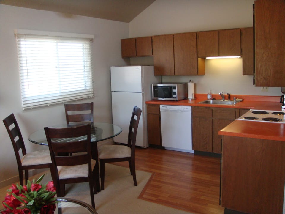 Kitchen w/Full Size Appliances