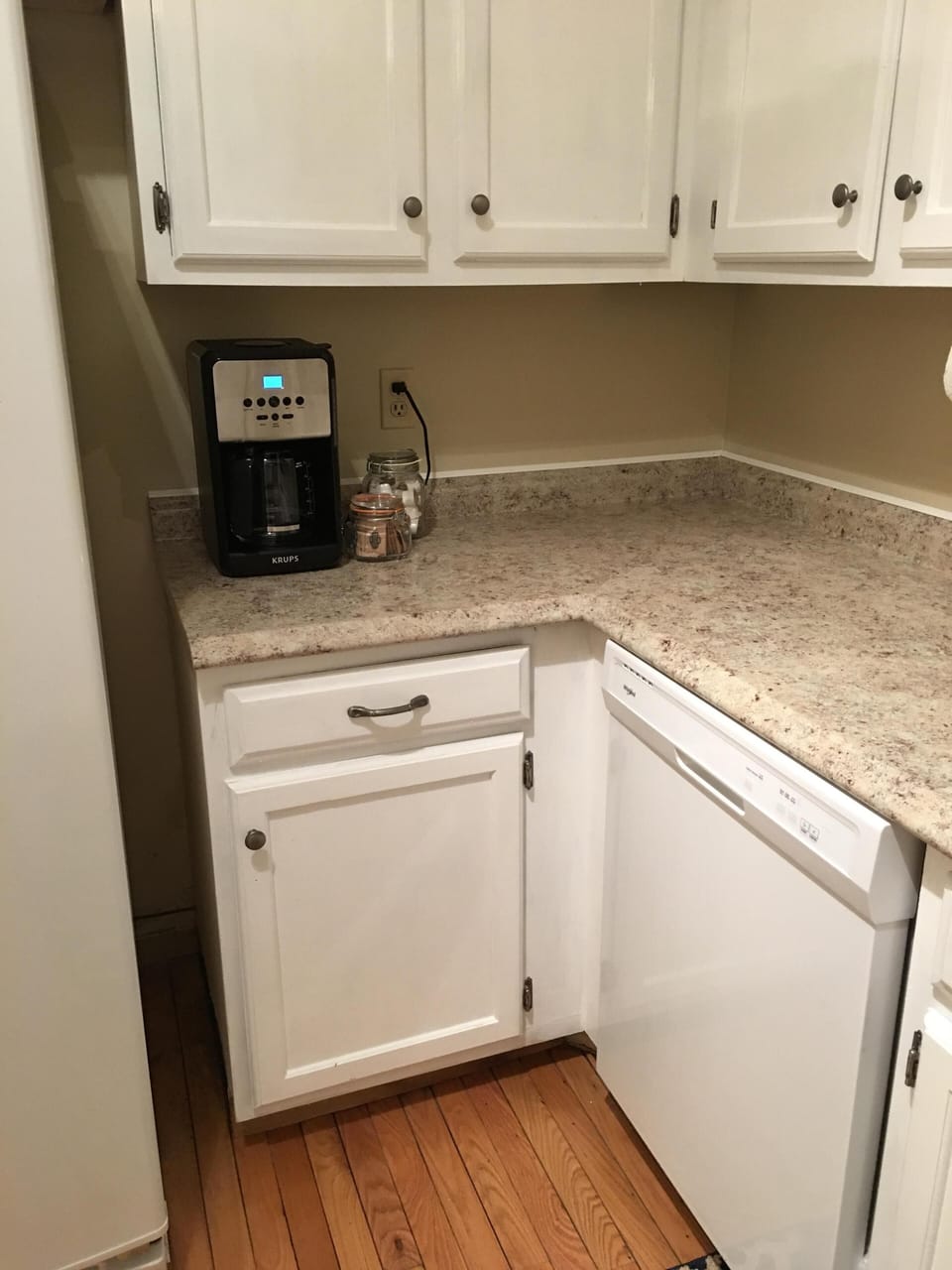 Kitchen equipped w/ coffee maker, microwave, stove, toaster, waffle iron & more!