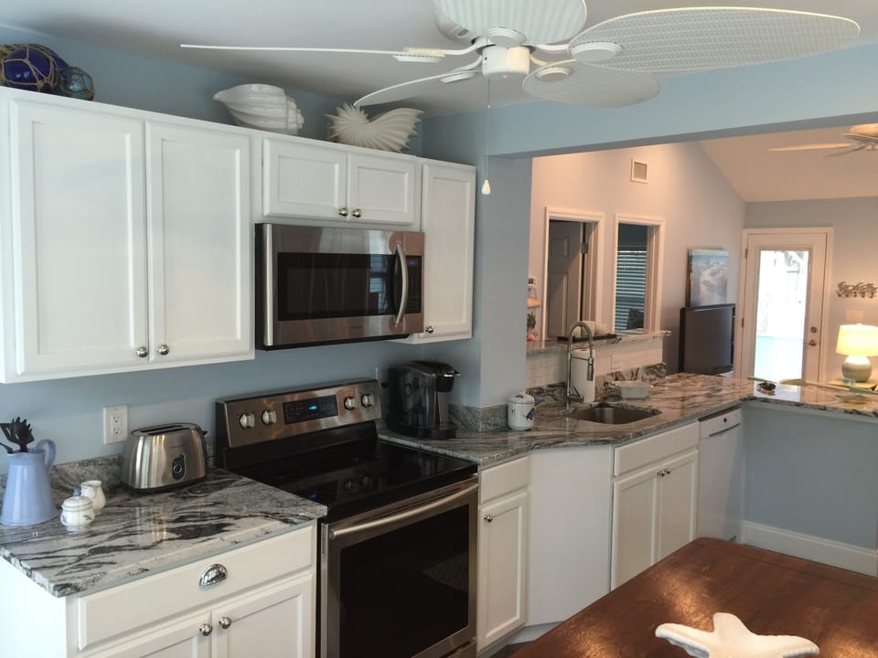Shinny Upgraded Kitchen!