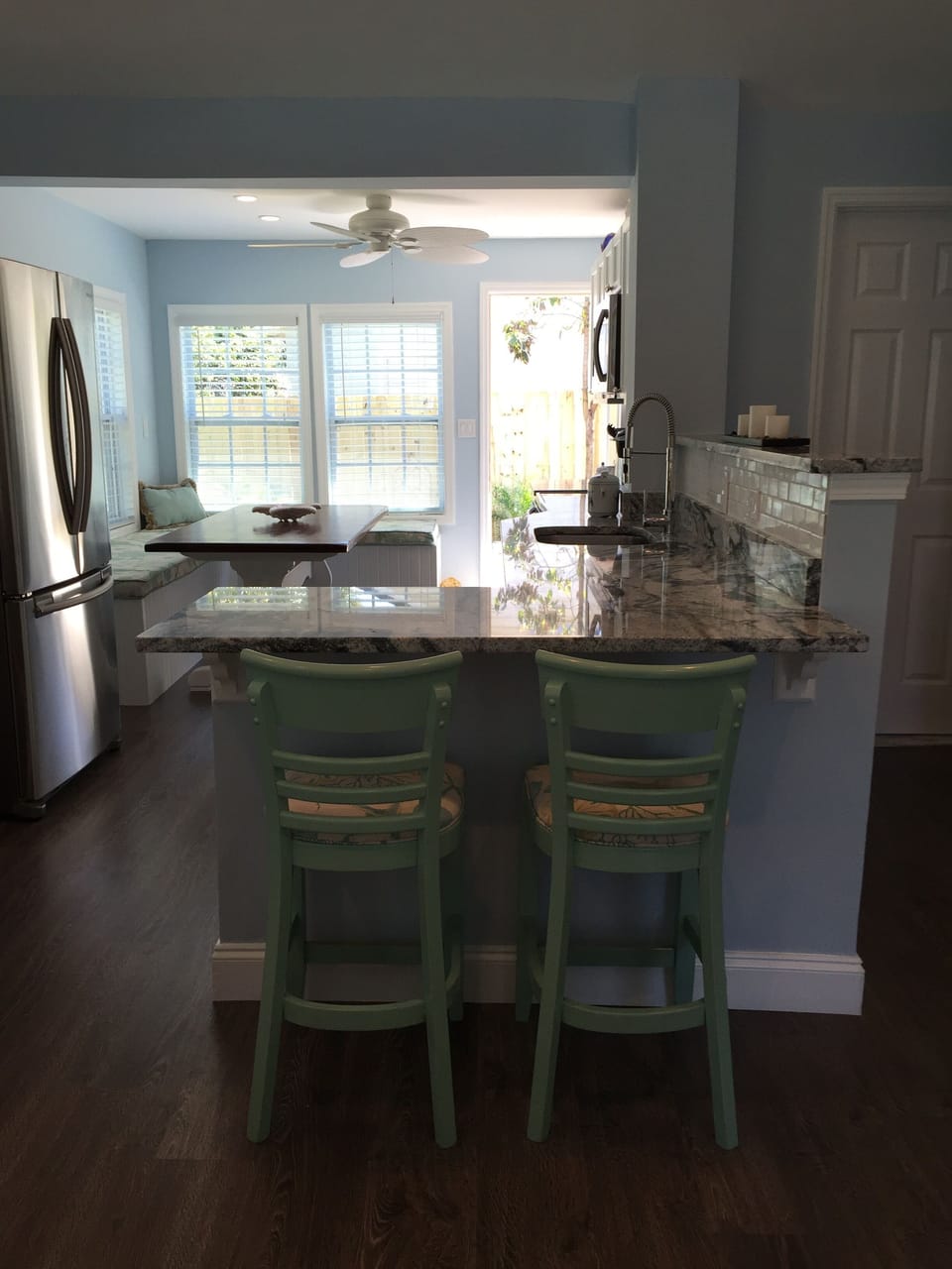 GRANITE BREAKFAST BAR OPENS TO KITCHEN