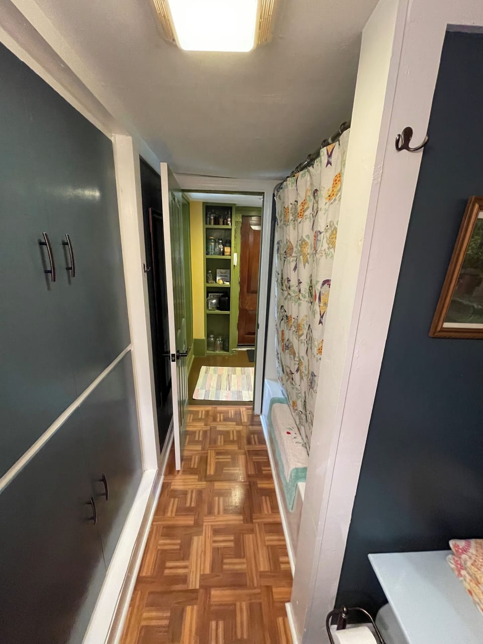 Main floor full bath with tub, easily accessible from all commons areas. 