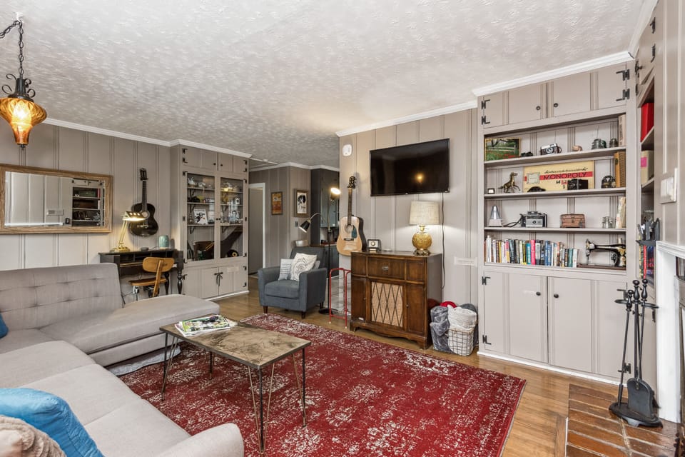 Smart TV with YouTubeTV service and apps for your streaming services