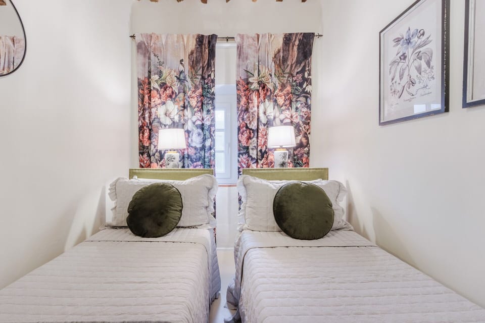 Bedroom with two single beds in the fist floor the holiday house