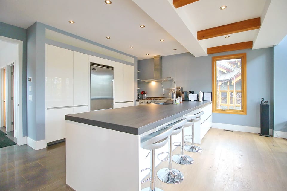 Large bar area with pull-up bar top, accent lighting, Sonos audio system & more