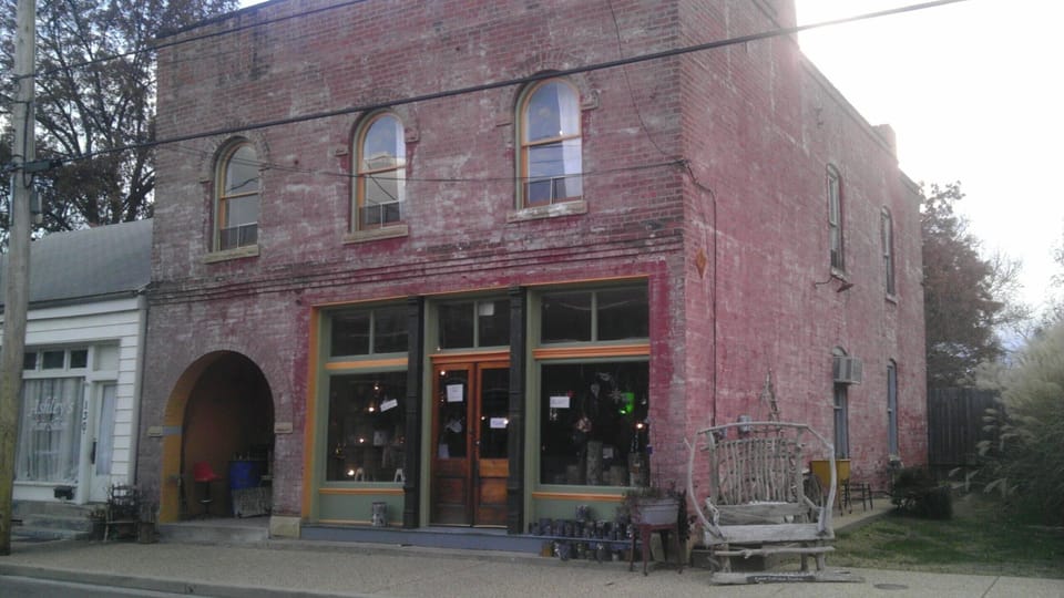 RUST EXTERIOR
RUST/CAFE RUST STOREFRONT PRIVATE ARCHED ALCOVE APARTMENT ENTRANCE