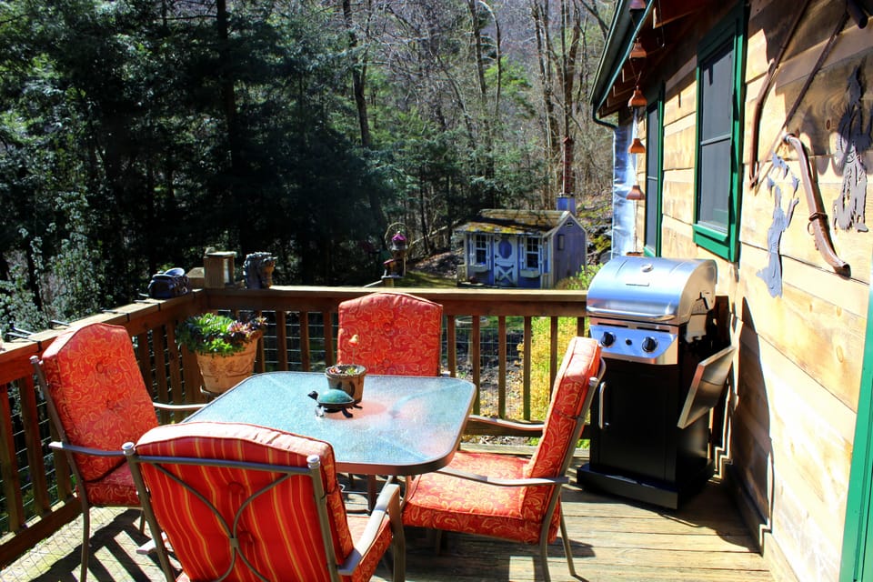 The deck with seating for 4 and propane grill. 