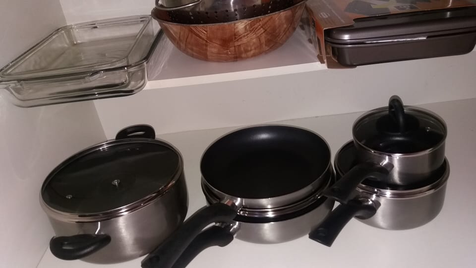  Pots n Pans, bakeware, pirex casserole, bowls, etc. 