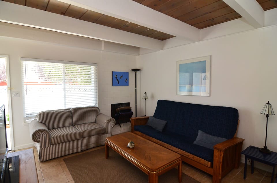 Charming living space with fold-out futon
- for relaxing after fun in the sun!