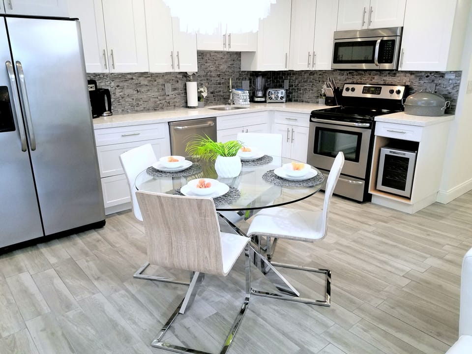 Fully Equipped Open Concept Kitchen & Dining Area