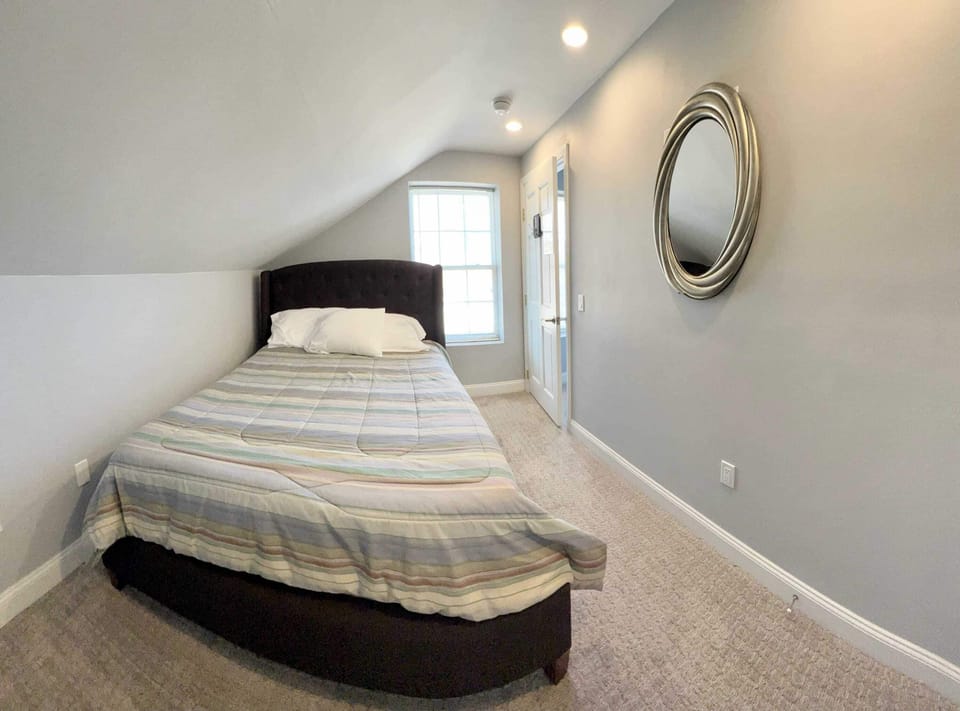 4th Bedroom (third floor)