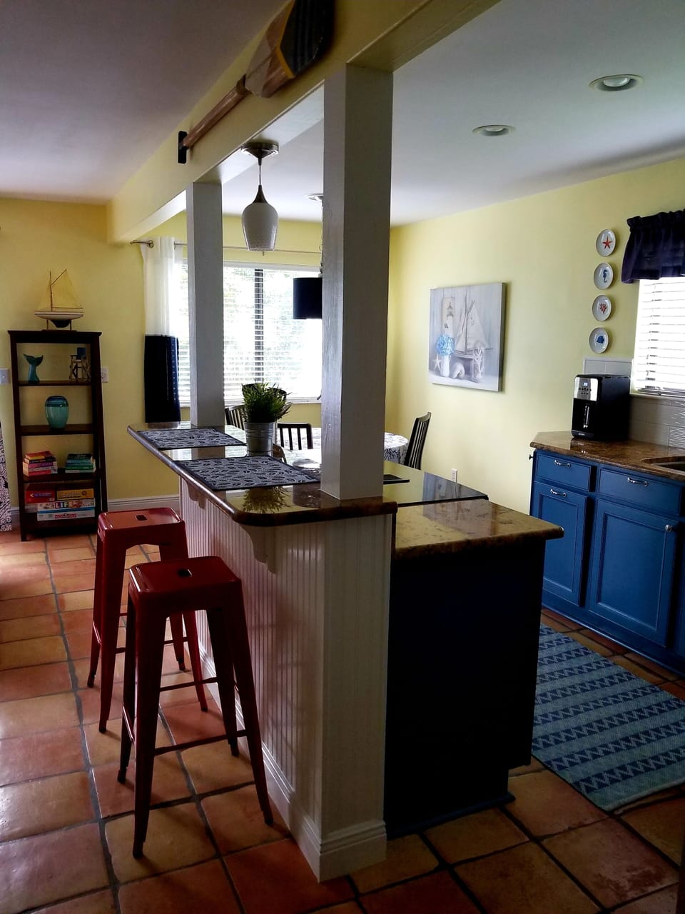 Breakfast bar for additional seating. 