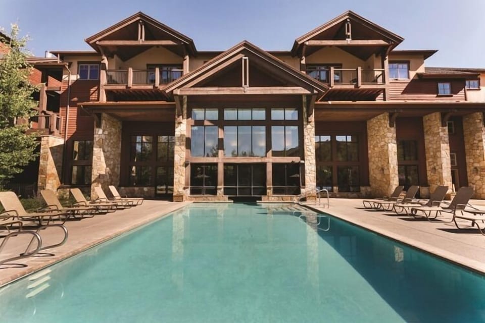Heated/indoor/outdoor pool