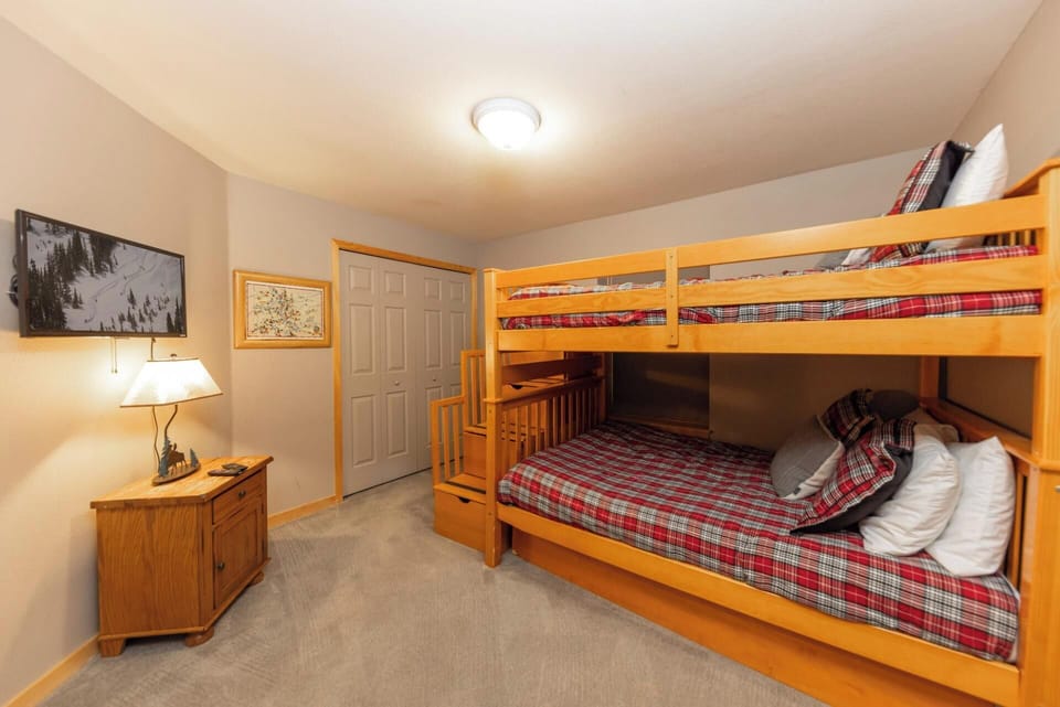 Bedroom #5: Bunk Room