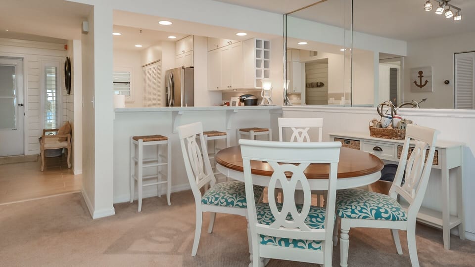 Expandable dining area