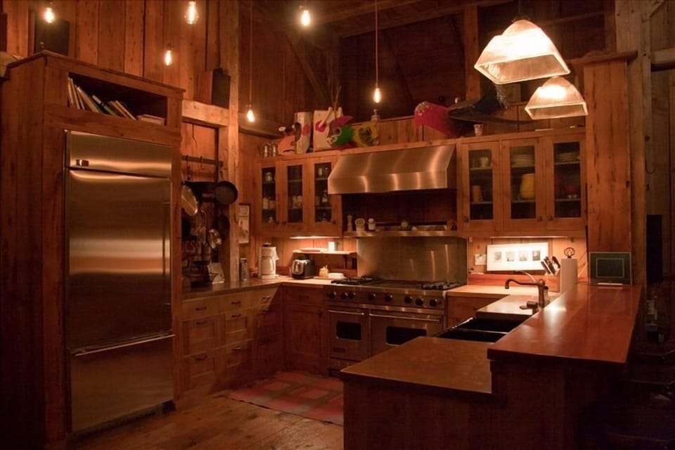 gourmet kitchen, Viking hooded range (four burners and griddle)