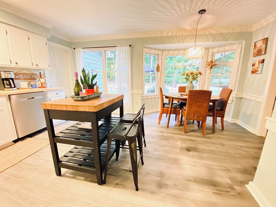 Large, clean eat in kitchen!