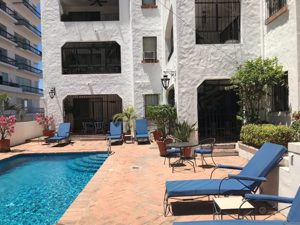 Pool and charming courtyard with chaise loungers for your comfort .

