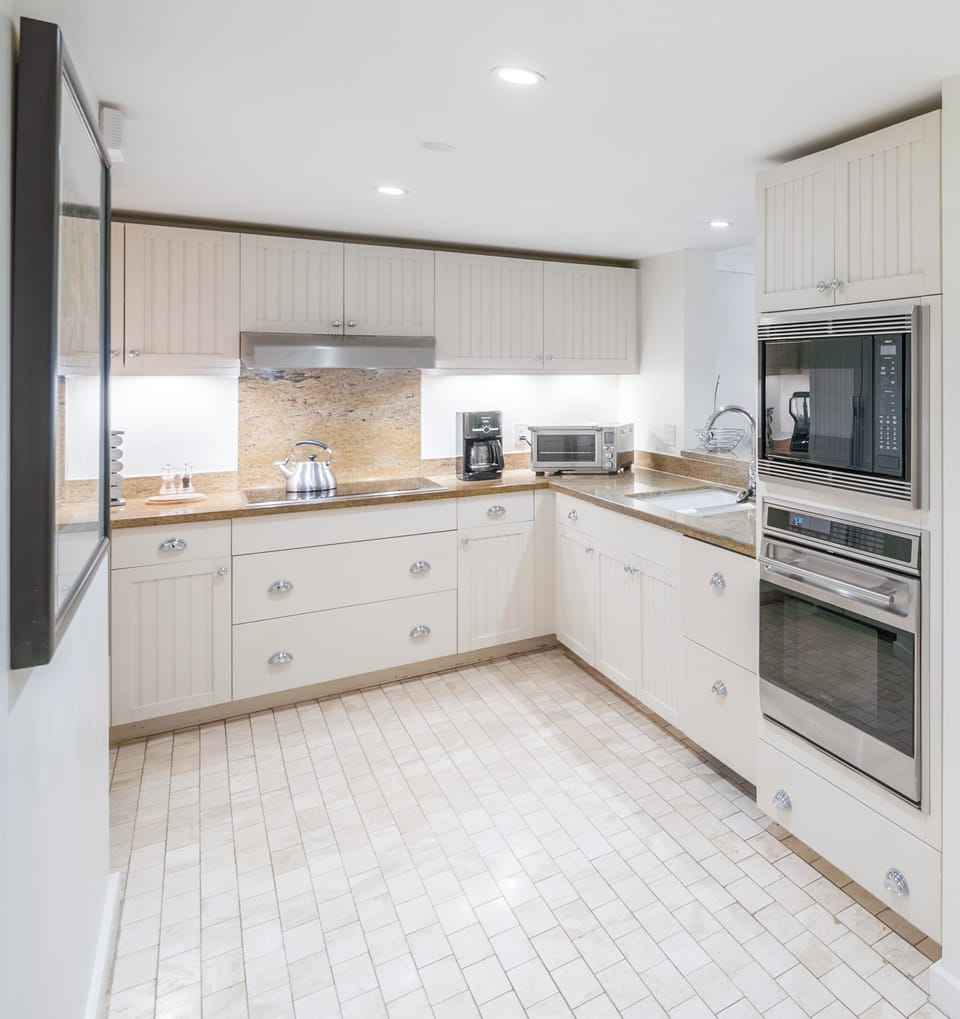Ocean view gourmet kitchen! - Fully stocked, Wolf appliances and Sub-Zero fridge/freezer. Just bring your food and coffee!