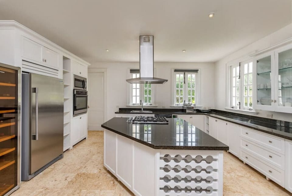 Villa Blanca: fully equipped kitchen with a private chef included