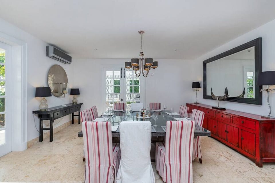 Villa Blanca: formal dining room