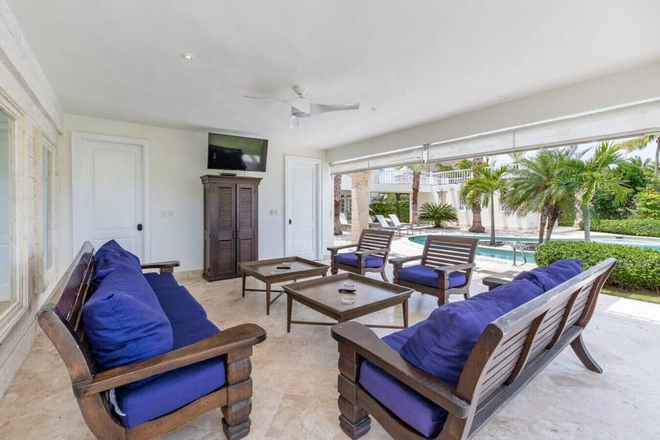 Villa Blanca: poolside terrace with TV and bathroom