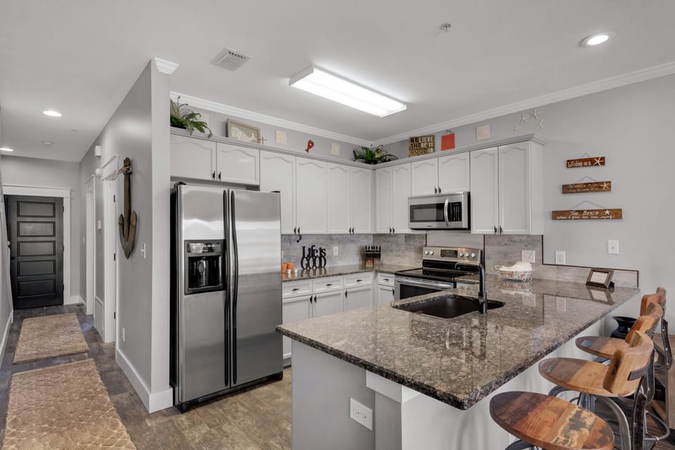 Kitchen with Granite countertops and stainless steel appliances. Fully equiped