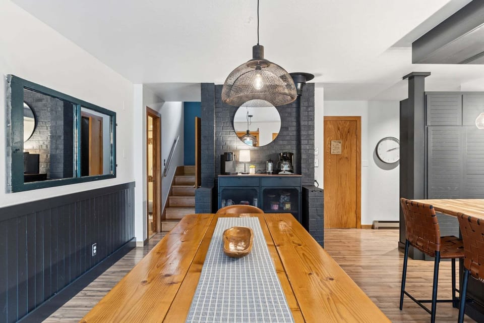 Farmhouse Kitchen Charm — Fully stocked and full of soul—stainless appliances, butcher-block island, and mountain-farmhouse style that makes cooking together feel effortless. 🍳🏡