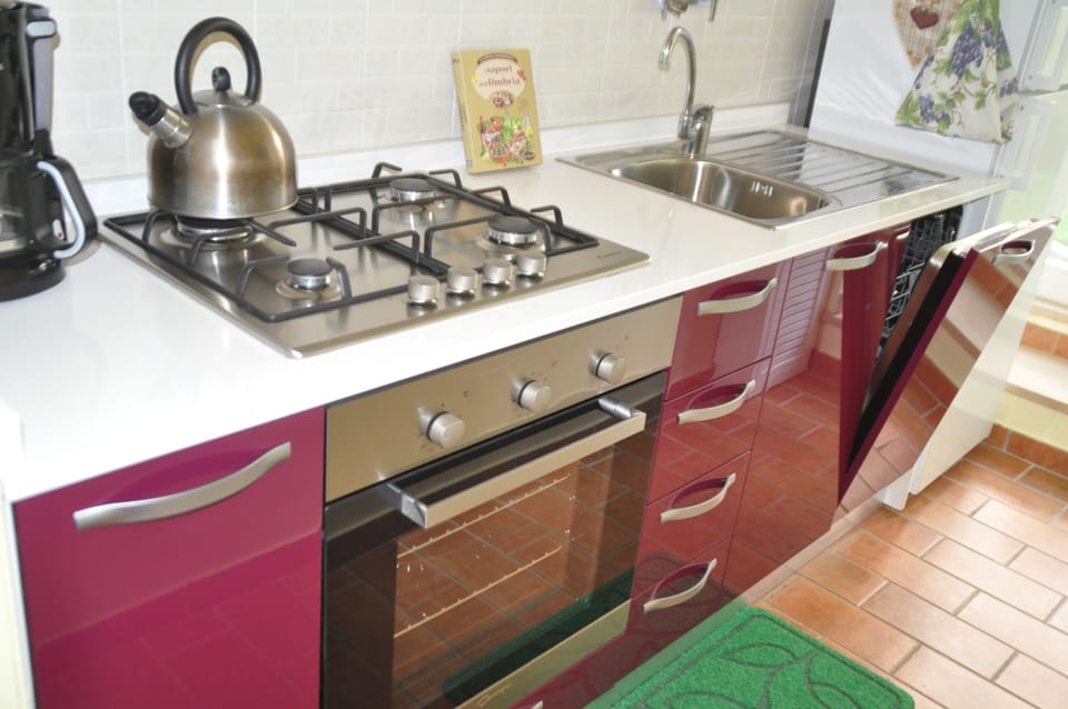 The kitchen (brand new) with dishwasher