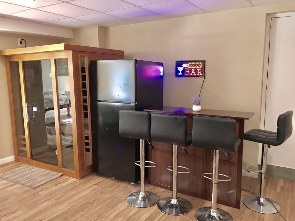 4 person Sauna, spare refrigerator w ice maker, bar plus wine cooler!