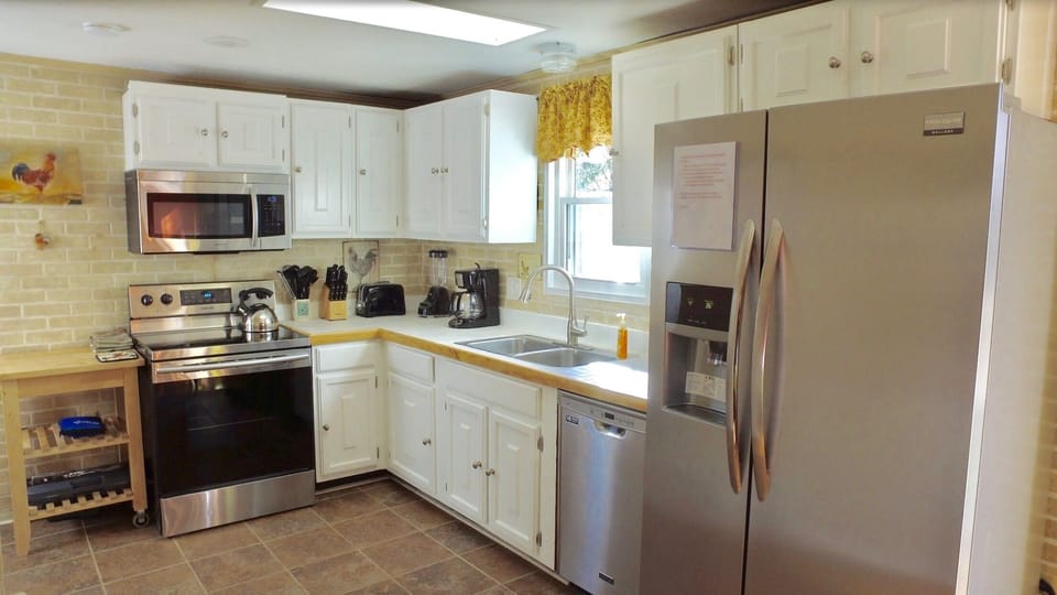 Newly remodeled kitchen with top of the line appliances for your convenience. 