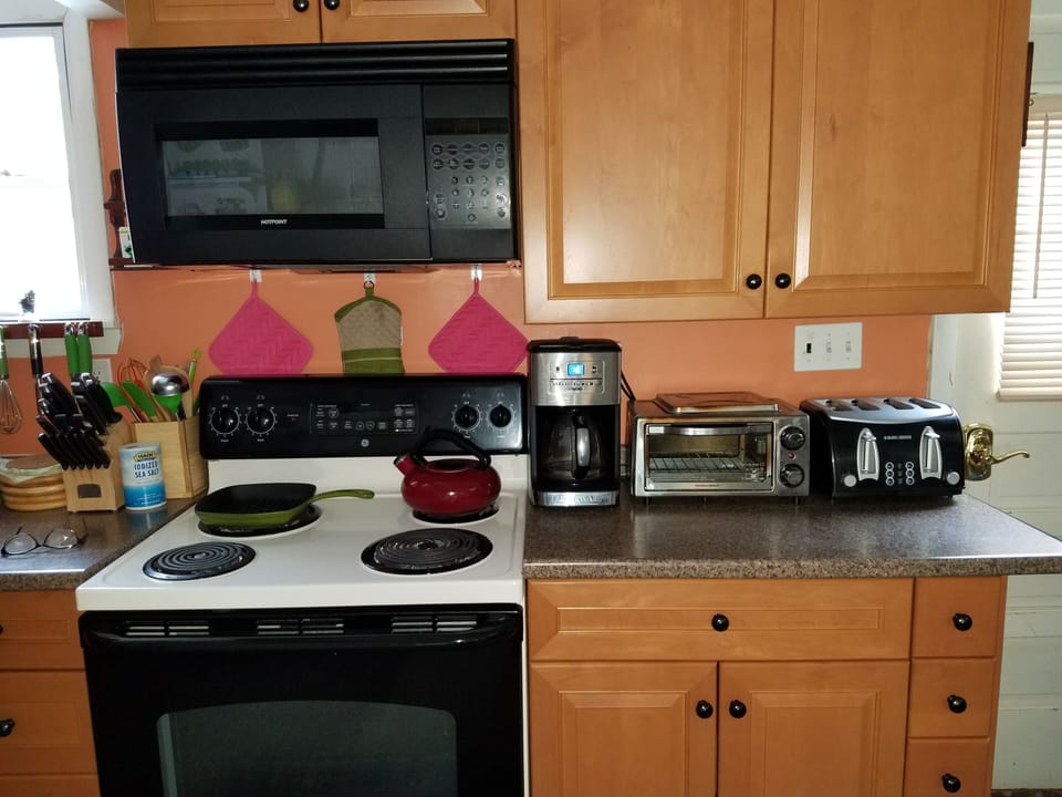 appliances include blender, toaster, coffee maker,  and microwave.