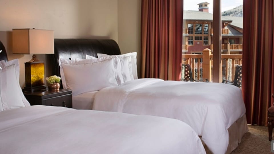 2 Queen size beds