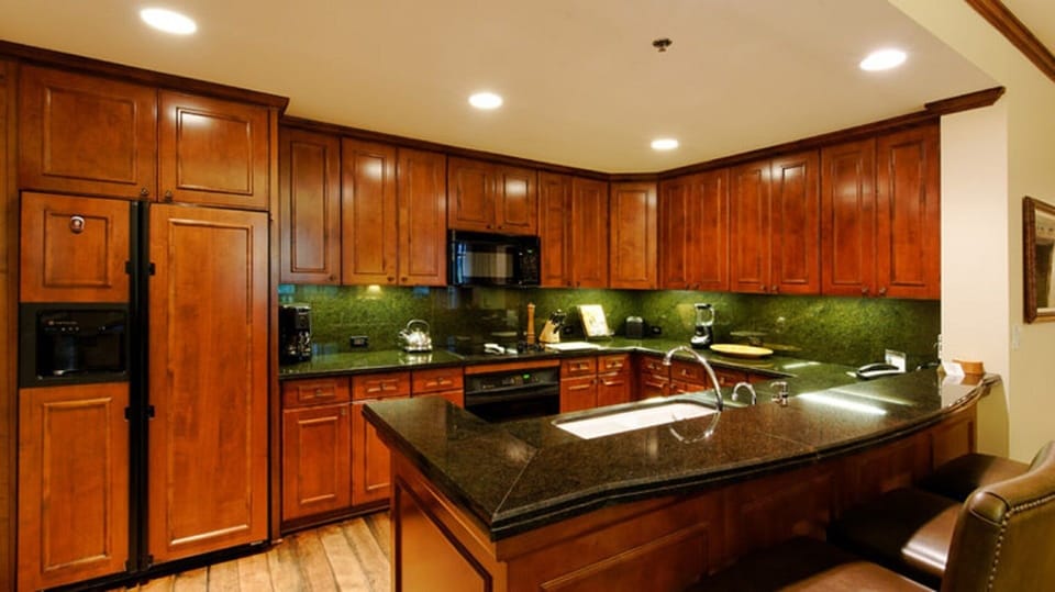 Kitchen with breakfast bar