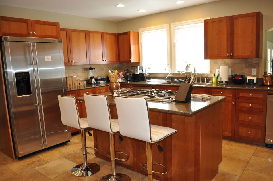 Kitchen w/gas cooktop, island, small appliances, utensils, refrigerator/freezer